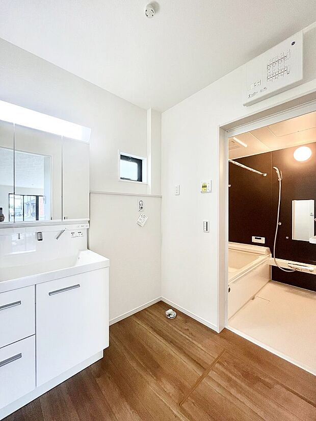 小窓がついているので湿気の多い場所でも換気が十分行えます。毎日の身支度を気持ち良く!