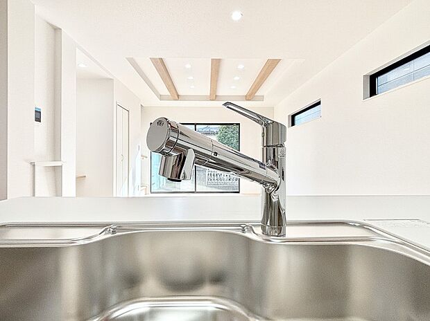 いつでも清潔なおいしいお水を。一つの水栓で水道水と浄水を使い分け。