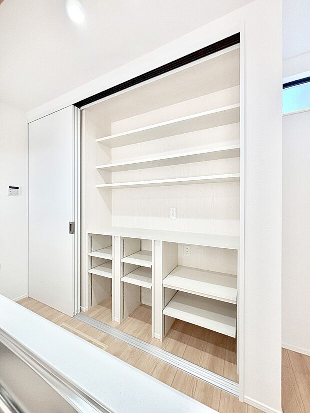 カップボードも標準装備!広々スペースでお料理しやすいキッチンです。