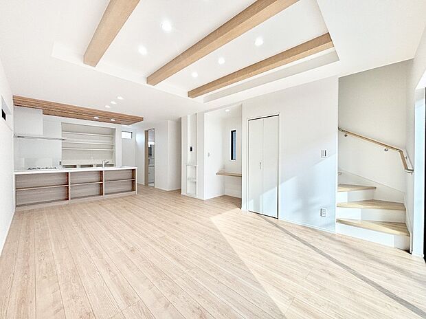 明るい陽光が注ぎ、寛ぎの雰囲気に満たされるダイニング。