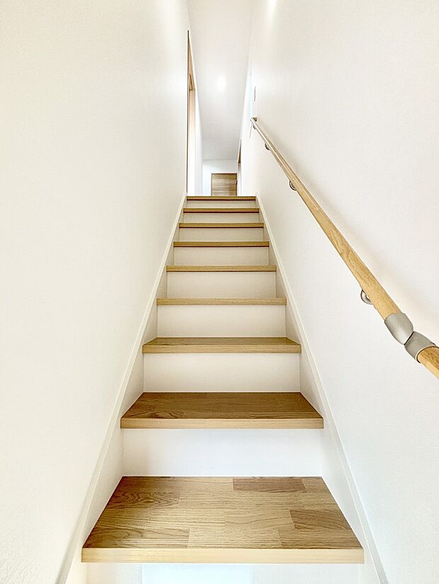 安全性を考慮し階段には手すりを設置しています