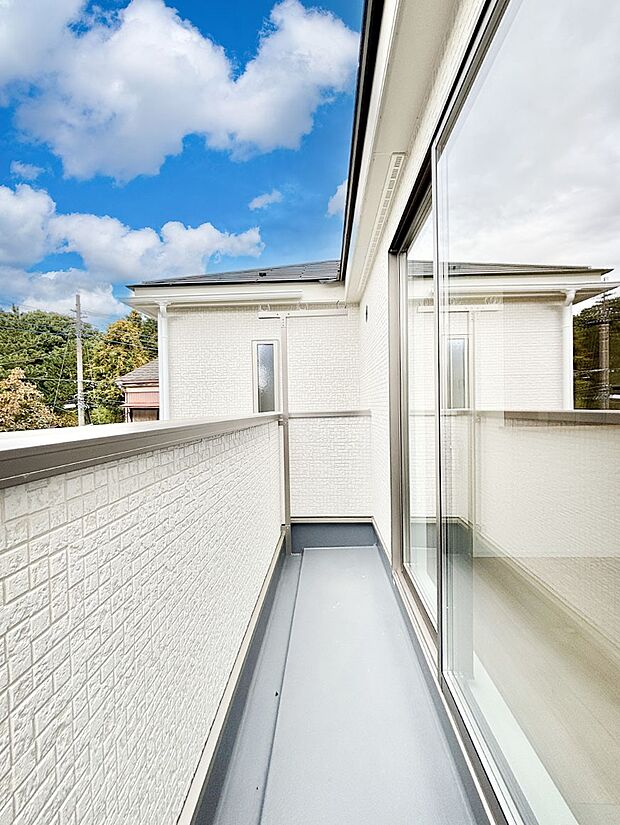 ゆったりバルコニーだから沢山お洗濯ものを干せます。