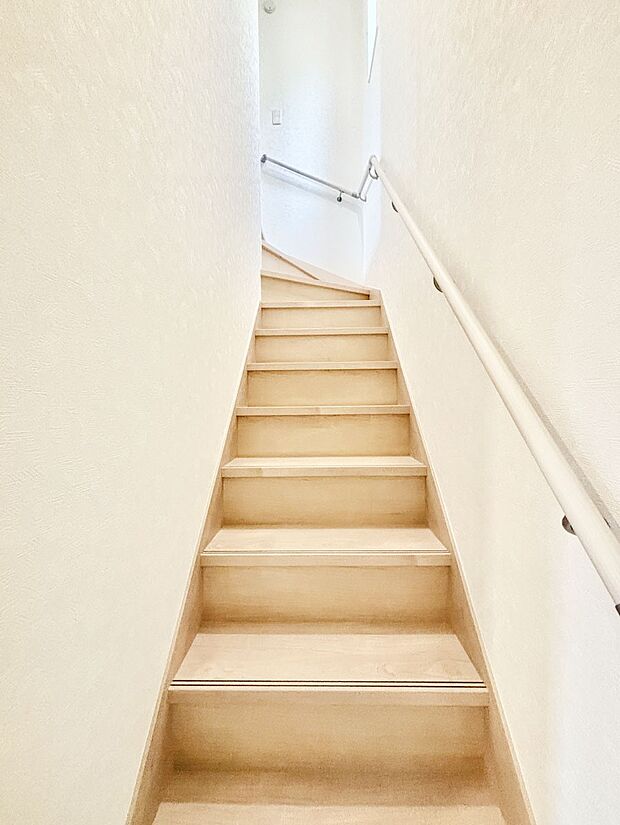 安全性を考慮し階段には手すりを設置しています