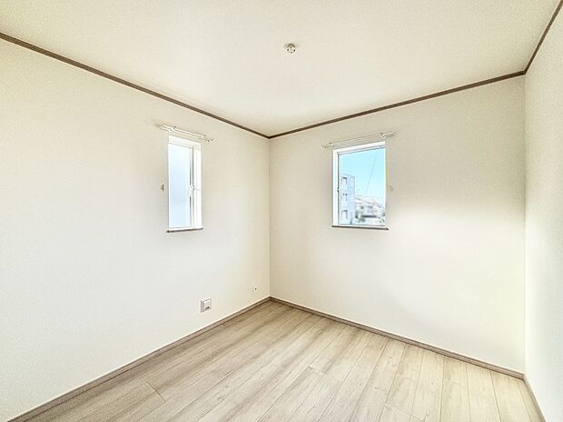 2面採光の洋室。窓から入り込む陽光がお部屋全体を優しく包み込みます