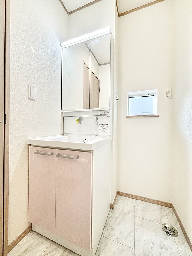 スタイリングに便利な三面鏡、ミラーキャビネットで細かい物スッキリ