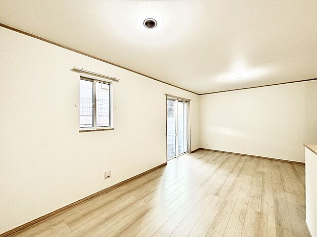 明るい陽光が注ぎ、寛ぎの雰囲気に満たされるダイニング。