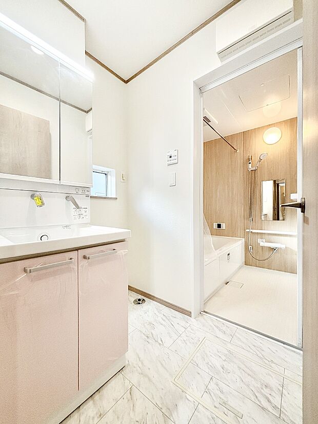 ゆとりの洗面スペースで朝の身支度もスムーズに