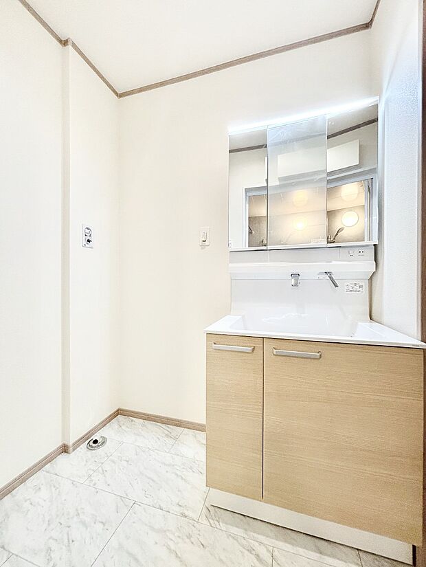 大きく見やすい三面鏡で清潔感ある洗面台は、身だしなみチェックにおすすめです。