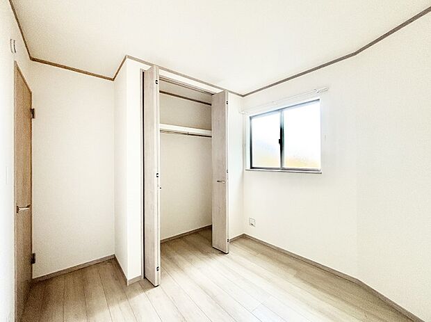 やさしい光がさしこむ居室はしっかり収納付き