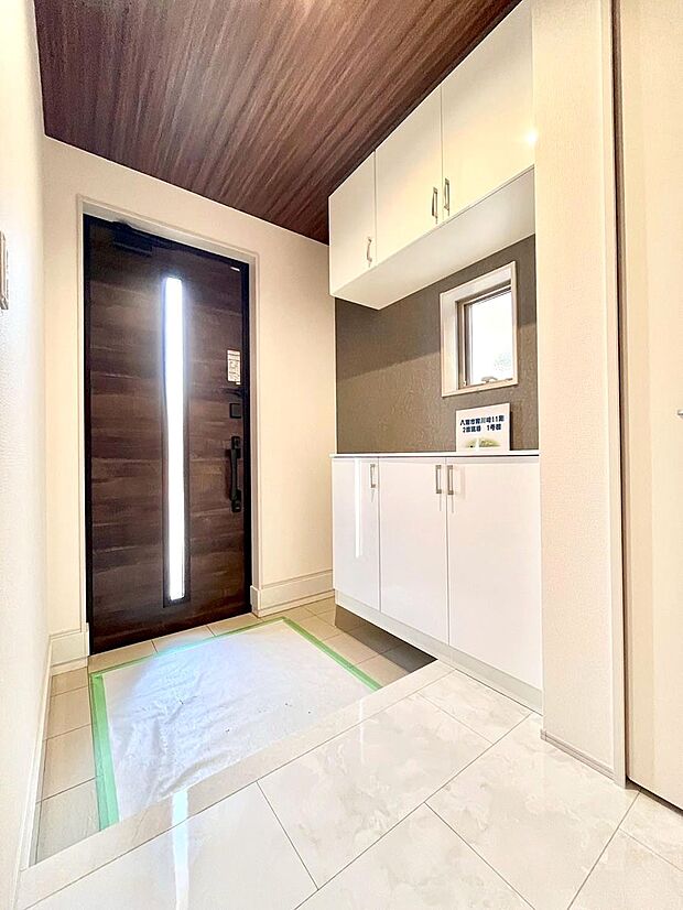 明るい玄関はお客様をお出迎えするのにぴったりです！ 