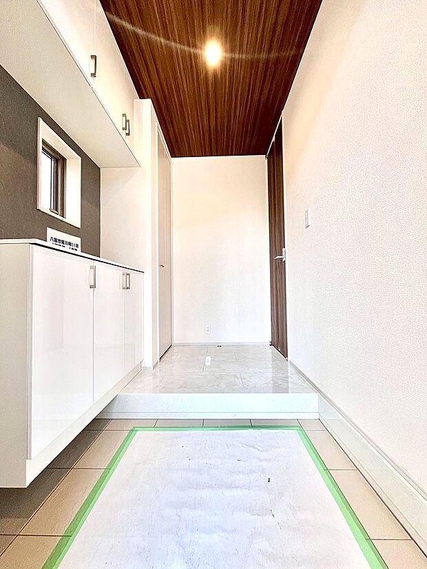 家族の帰宅やお客様をあたたかく迎える玄関  