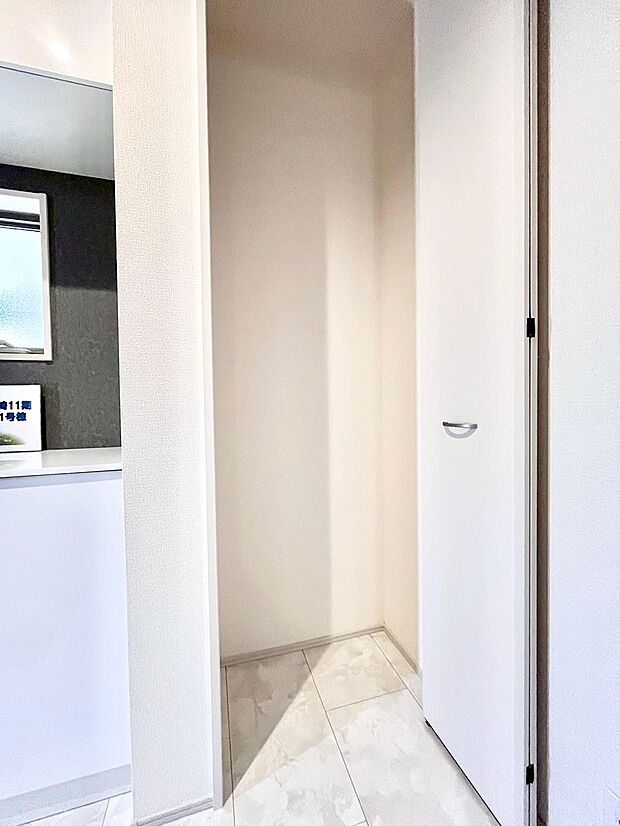 玄関ホール収納です。掃除道具やお出かけ用グッズの収納に便利です。