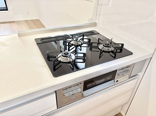 ガスコンロはSiセンサー搭載。火力調節や焦げ付き・消し忘れも防いでくれます。