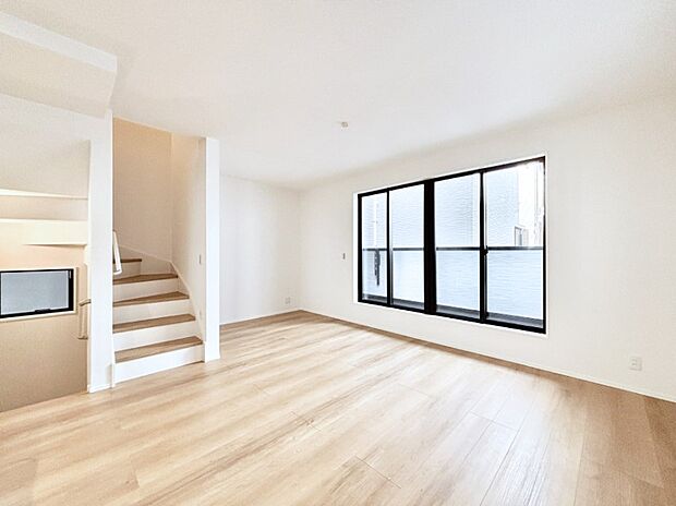 内装「ただいま」「おかえり」家族とのコミュニケーションが深まるリビングイン階段があります。 