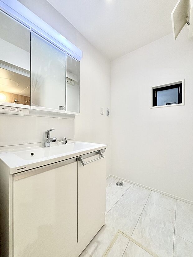 小窓がついているので湿気の多い場所でも換気が十分行えます。毎日の身支度を気持ち良く!