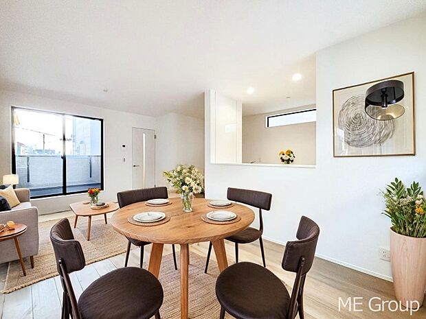 ご家族の賑やかな話し声で包まれる明るいリビング  ※家具はCGです