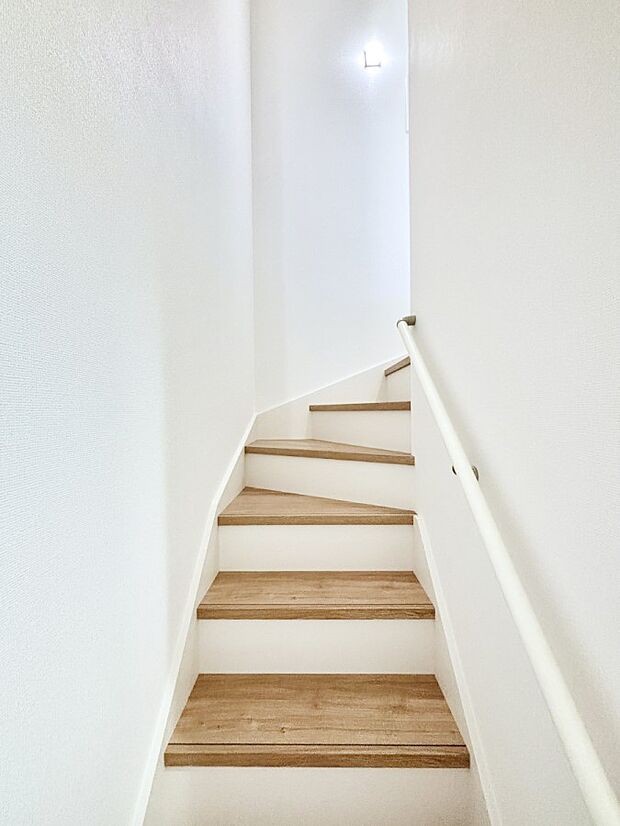 階段は手すり付きなので小さなお子さまやご高齢の方も安心です