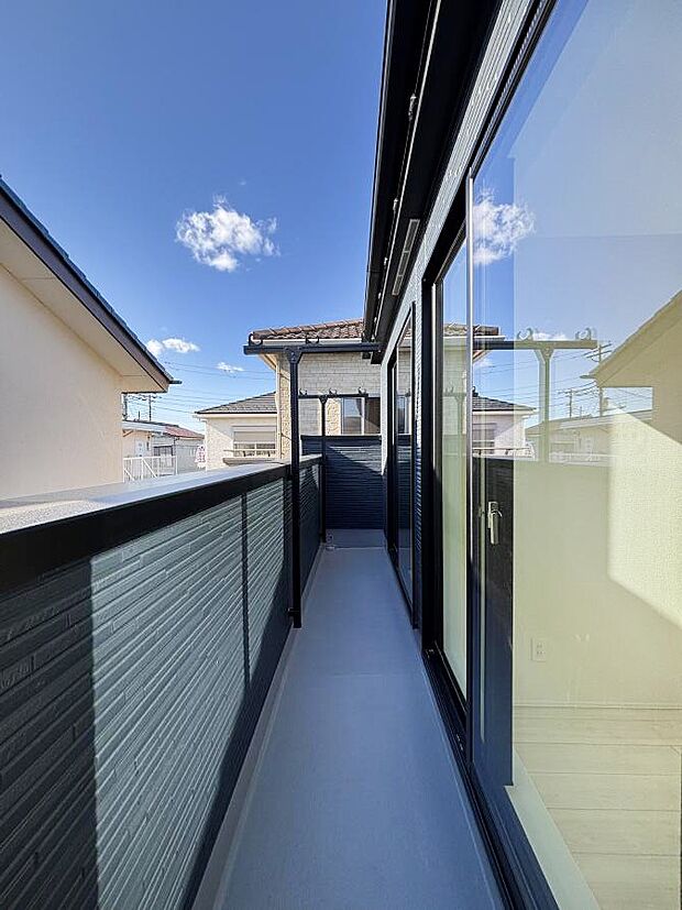 暖かな陽光が降り注ぐバルコニーはお洗濯におすすめ。爽やかな風も心地よいです。