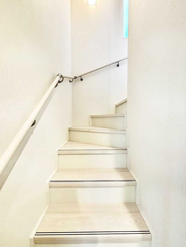 安全性を考慮し階段には手すりを設置しています