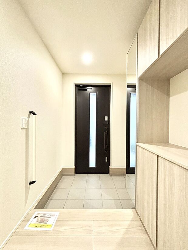 明るい玄関はお客様をお出迎えするのにぴったりです！ 