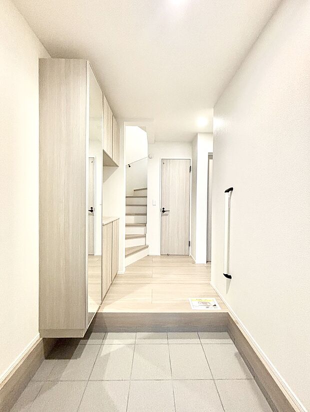 家族の帰宅やお客様をあたたかく迎える玄関  