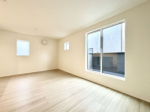 大きな窓からたっぷりの陽光と風を感じられるリビング