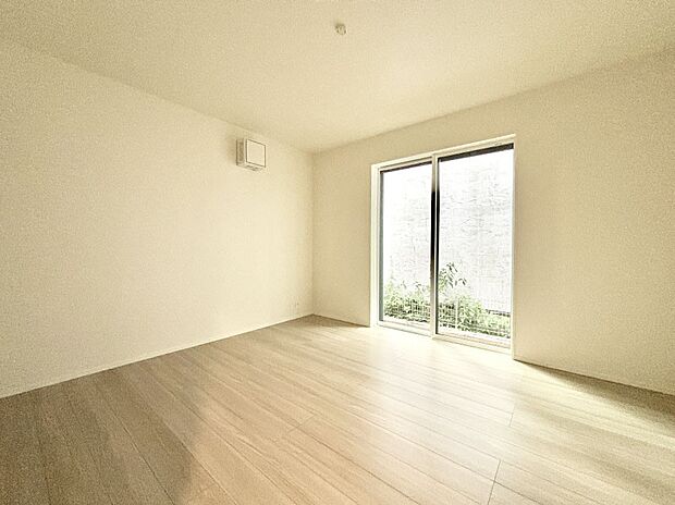 窓からのやさしい光が心地よいプライベートルーム