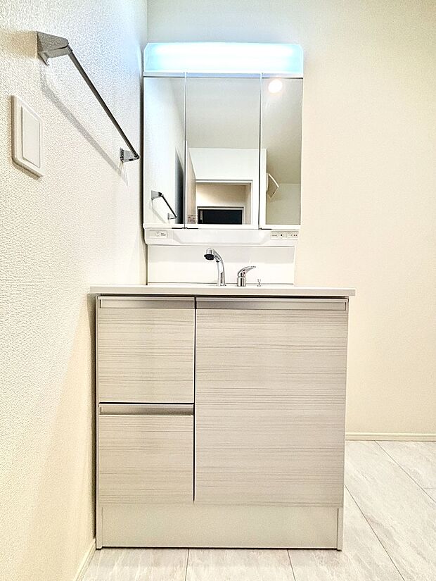 明るい洗面所は毎朝の身支度も楽しくできちゃいそうです。