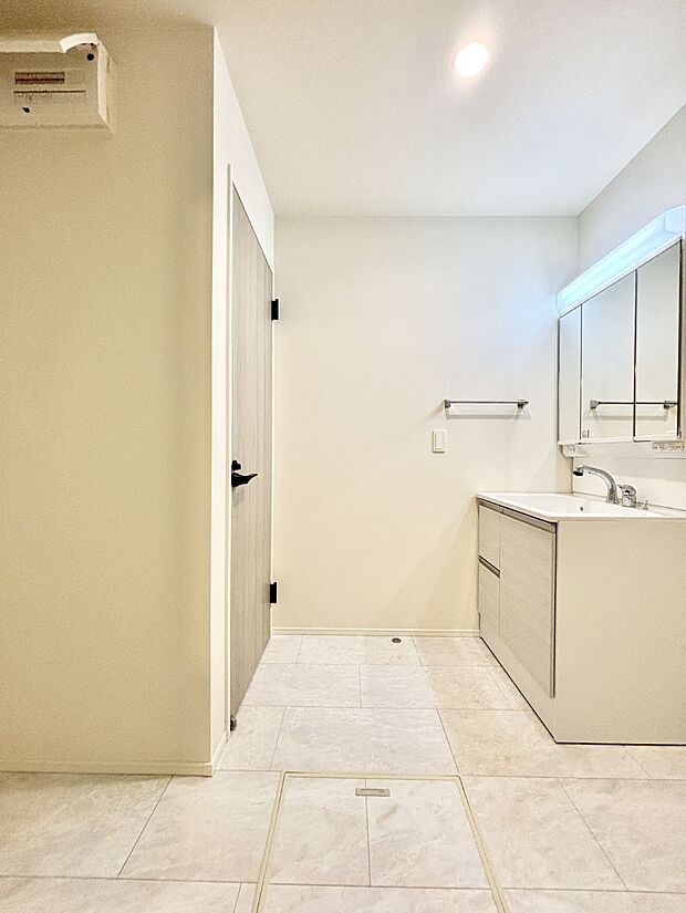 明るい洗面所は毎朝の身支度も楽しくできちゃいそうです。