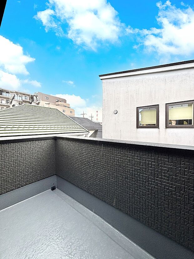 南向きのバルコニー！ご家族の洗濯物はもちろん、お布団もたっぷり干せます！