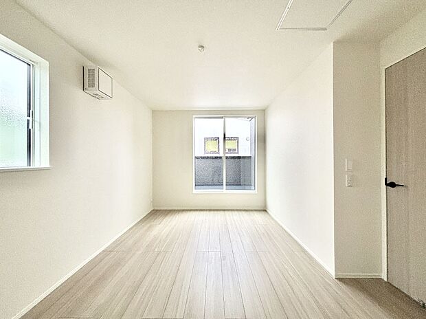 明るいバルコニーサイドに洋室を設置。目覚めの良い寝室に。 