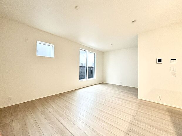 明るい2階リビング！外からの視線をシャットアウトして家族のプライバシーを守ります。