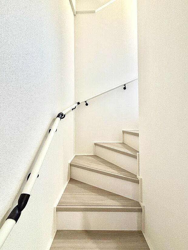 階段は手すり付きなので小さなお子さまやご高齢の方も安心です  