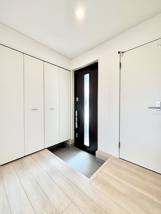 明るい玄関はお客様をお出迎えするのにぴったりです！ 