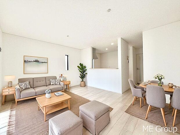 ご家族の賑やかな話し声で包まれる明るいリビング  ※家具はCGです