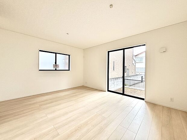 大きな窓からたっぷりの陽光と風を感じられるリビング  