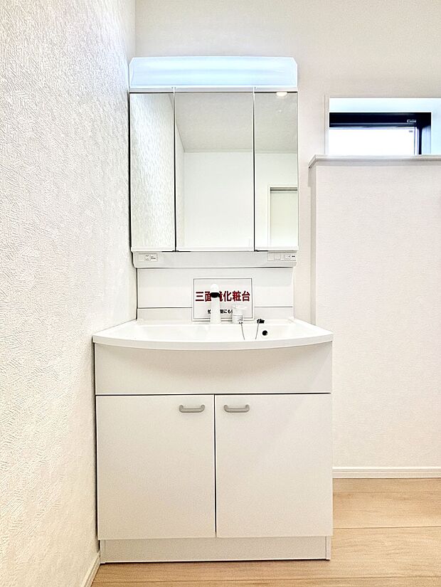大きく見やすい三面鏡で清潔感ある洗面台は、身だしなみチェックや肌のお手入れにおすすめです。 
