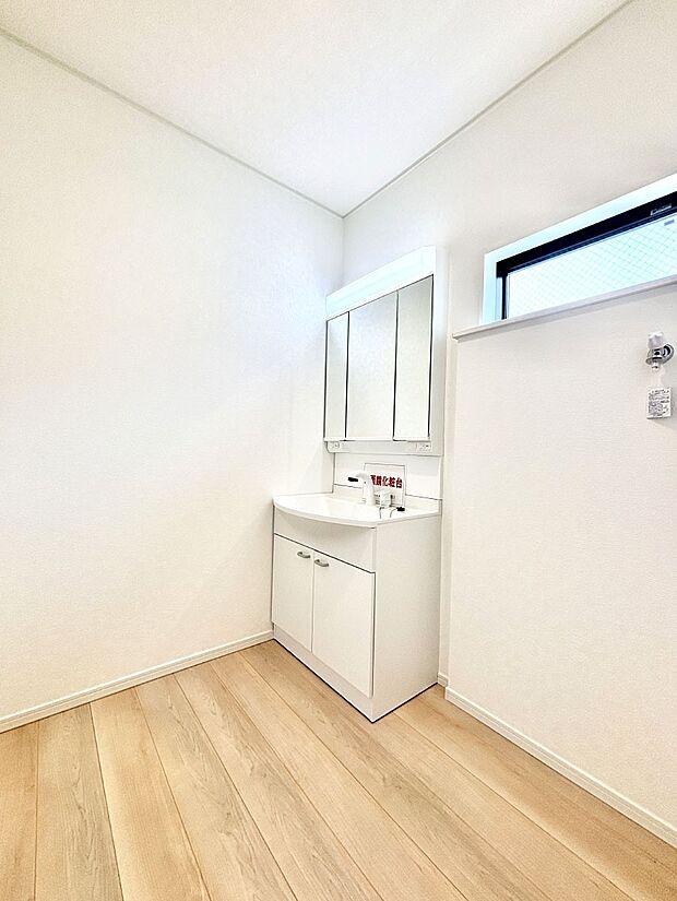 明るい洗面所は毎朝の身支度も楽しくできちゃいそうです。