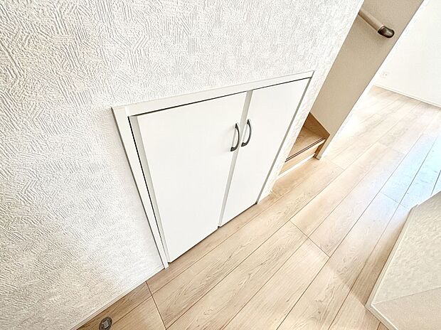 日用品のストックや水などの備蓄に使える階段下収納。