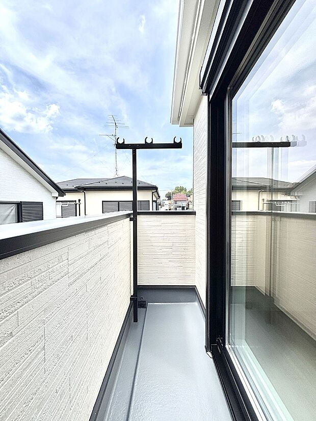 暖かな陽光が降り注ぐバルコニーはお洗濯におすすめ。爽やかな風も心地よいです。 