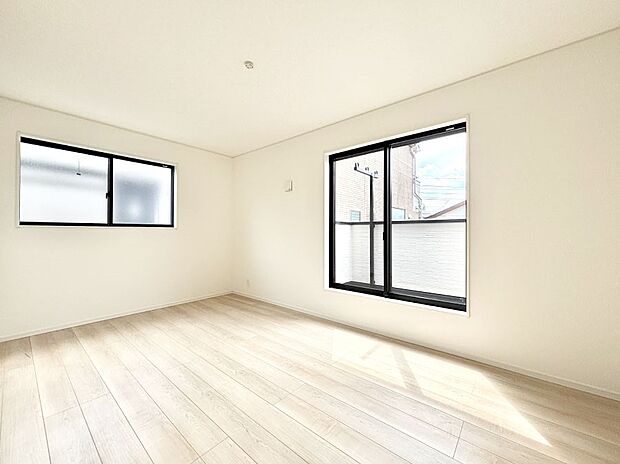 バルコニーが開放感をプラスしてくれる洋室  