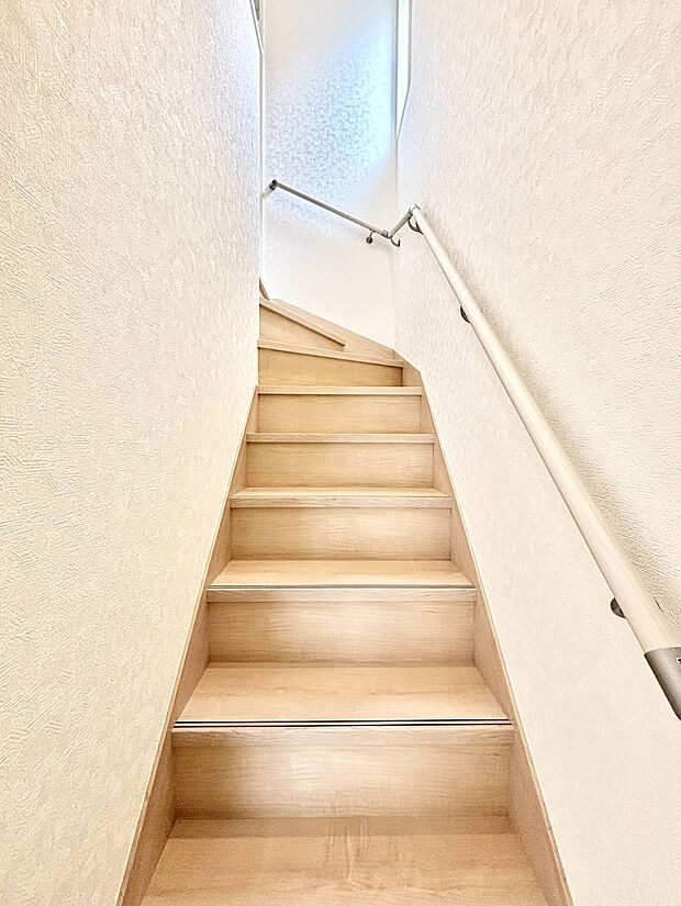 階段は手すり付きなので小さなお子さまやご高齢の方も安心です  