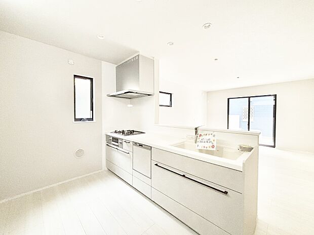 爽やかな風が通り抜けるキッチン。窓があるので明るく換気にも役立ちます。