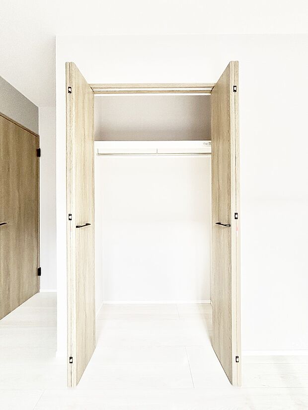 洋室のクローゼット。奥行きがあるので厚手の衣類もすっきり収まります。