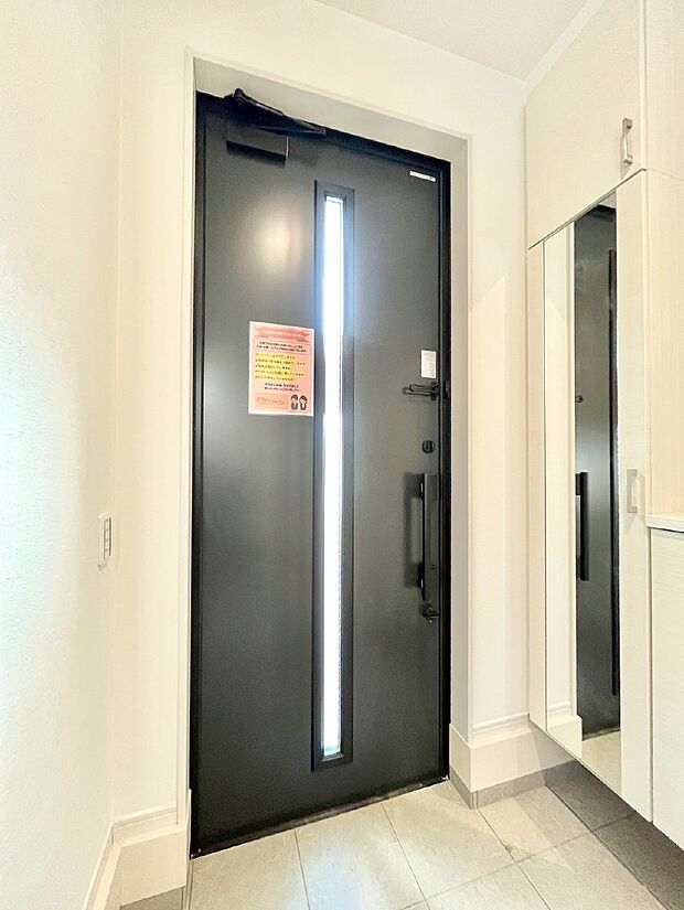 ミラー付きシューズボックスはお出かけ前の身だしなみチェックに便利