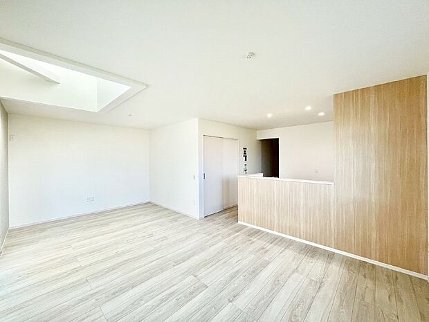 アクセントクロスがお洒落なリビング。家族でのんびりくつろげる広々スペース。