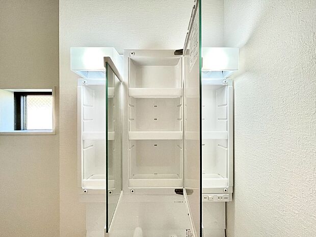 三面鏡の裏に、化粧品や衛生用品などを収納可能。洗面台をすっきりと保ちます!