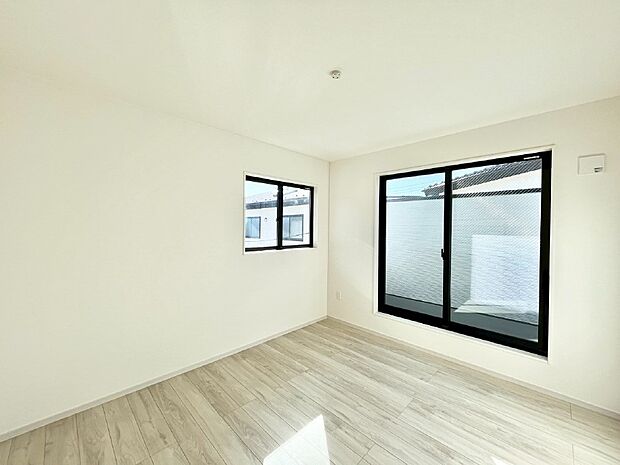 明るいバルコニーサイドに洋室を設置。目覚めの良い寝室に。