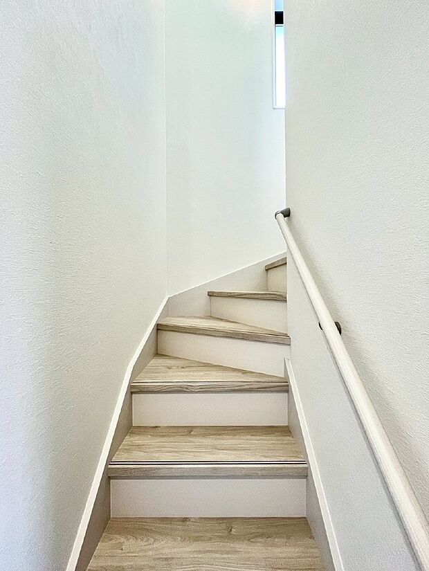 安全性を考慮し階段には手すりを設置しています