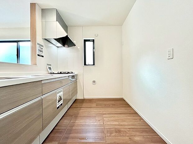 爽やかな風が通り抜けるキッチン。窓があるので明るく換気にも役立ちます。